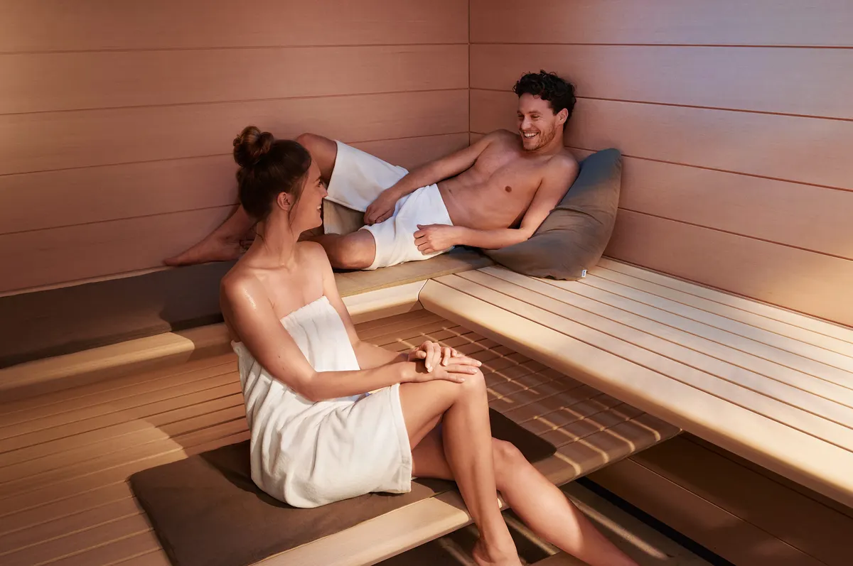 KLAFS AURA sauna su stiklo priekiu ir minkštomis pagalvėlėmis