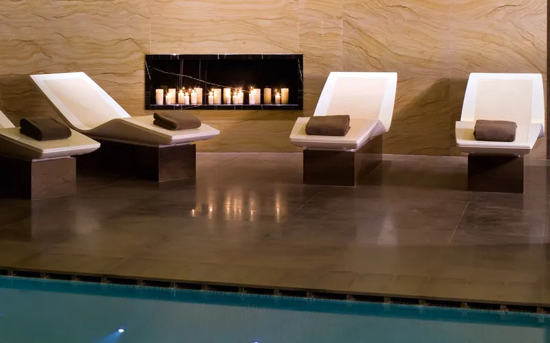 LINEA šildomi gultai prie baseino, ESPA SPA, The Istanbul EDITION